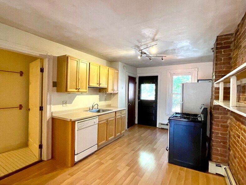 Building Photo - 14 Mead St