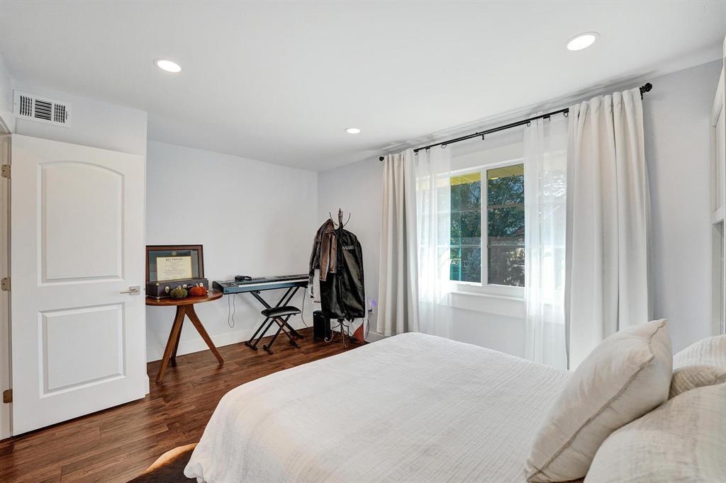 Building Photo - 120 NE 20th Ct