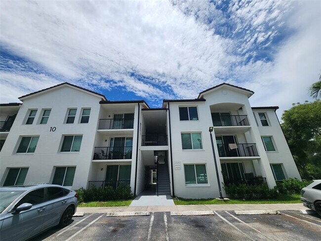 Building Photo - 1021 Villa Cir