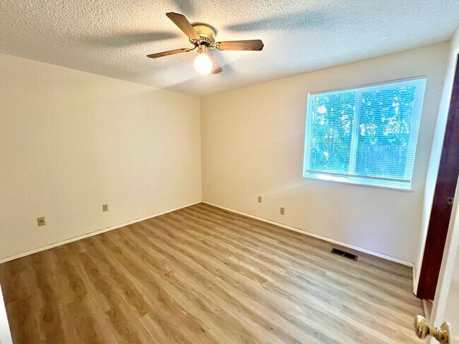 Building Photo - South Tabor Neighborhood Home with Spaciou...