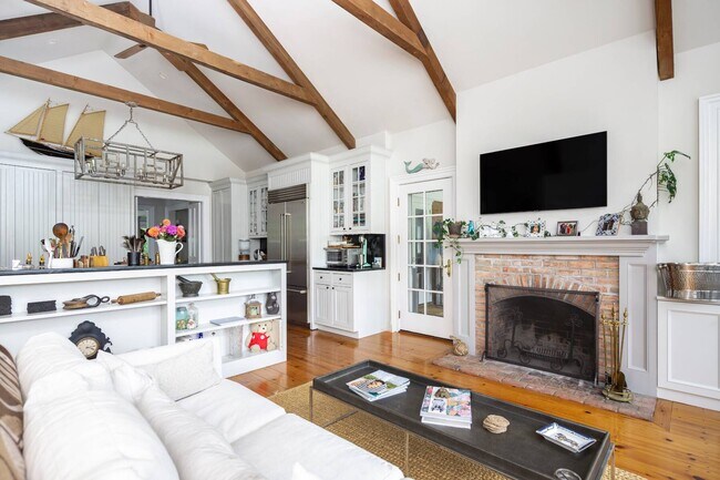 Building Photo - 135 Meeting House Ln