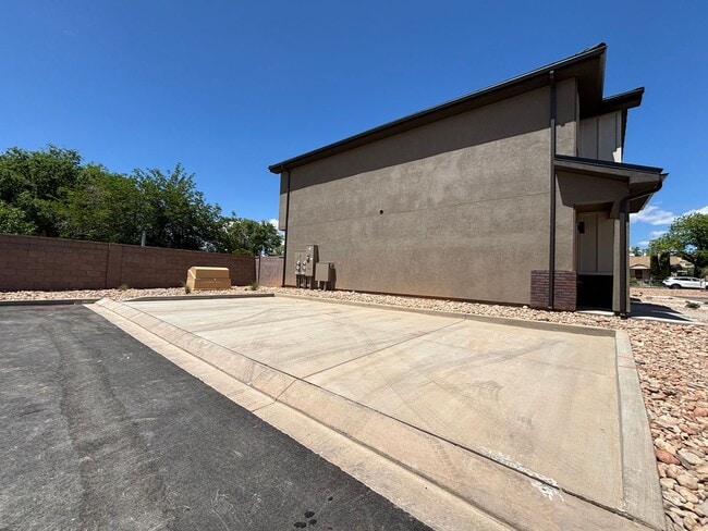 Building Photo - HURRICANE TOWNHOME FOR RENT!