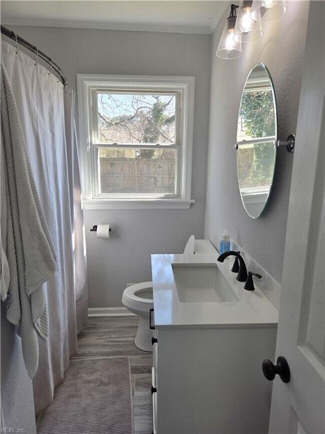 Building Photo - 1853 Springwood St