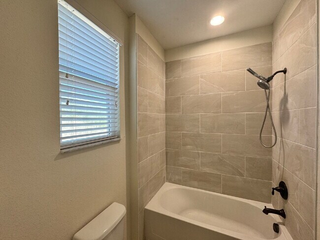 Building Photo - Apply now gets 15-Days rent for FREE!  3-Bed Home plus a Office room with Granite Touches & Spaci...