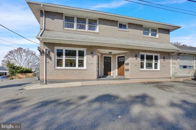 Building Photo - 933 N Hanover St