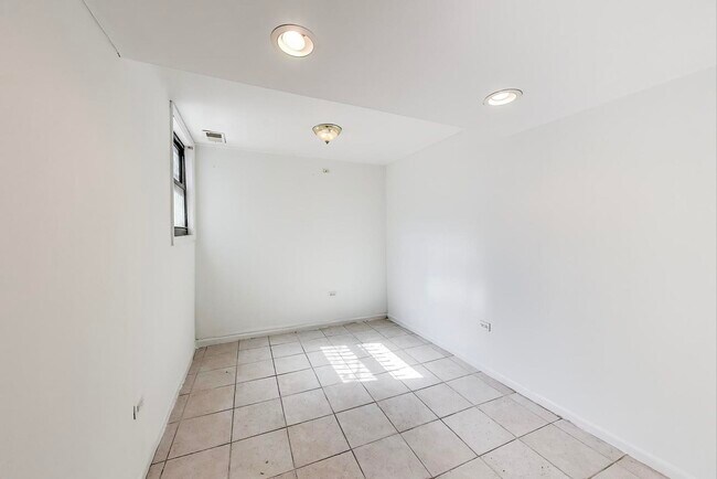 Building Photo - 4553 S Ellis Ave