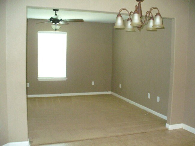 Building Photo - Cozy 3/2 ready for move-in.