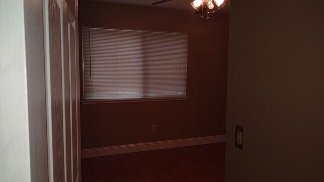 Building Photo - 1617 Oakview Dr