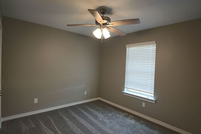 Building Photo - 2 Bedroom 2 Bath Townhome! Whitehouse ISD!...