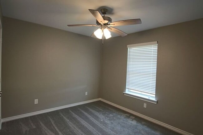 Building Photo - Beautiful 3 Bedroom 2 Bathroom Townhouse i...