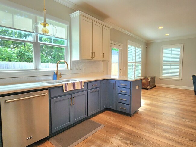 Building Photo - Stunning 2-story Home in the Coveted East Pensacola Heights!