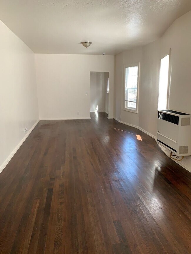 Building Photo - Beautful Duplex