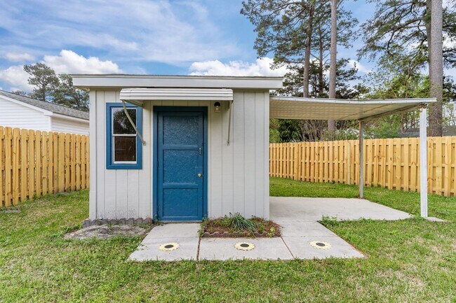 Building Photo - Pet-Friendly | Large Fenced Yard in North Wilmington