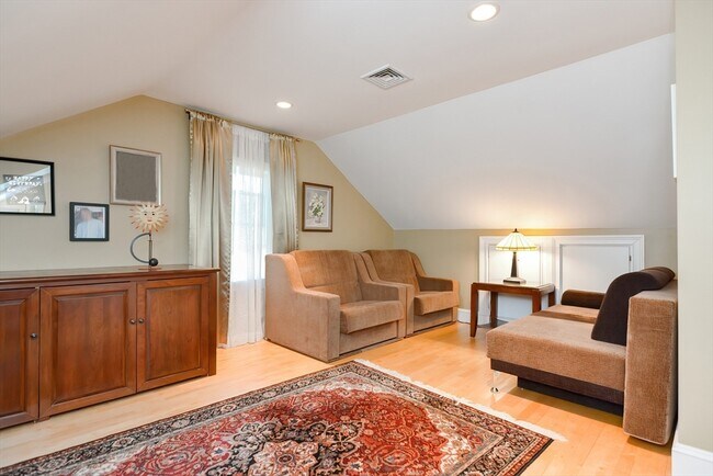 Building Photo - 3 Forest St