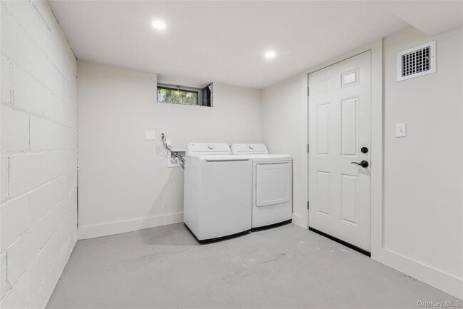 Building Photo - 335 Herricks Ln