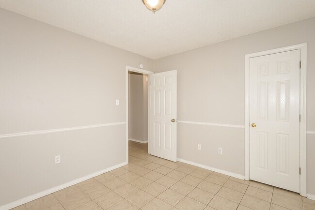 Building Photo - 10173 Oak Run Dr S