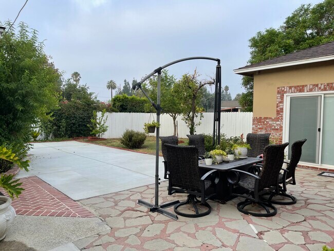 Building Photo - 7236 Oakdale Ave