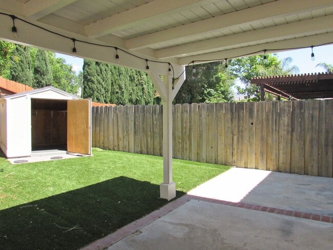 Building Photo - Gorgeous Private  Townhome on Cul-de-Sac--...
