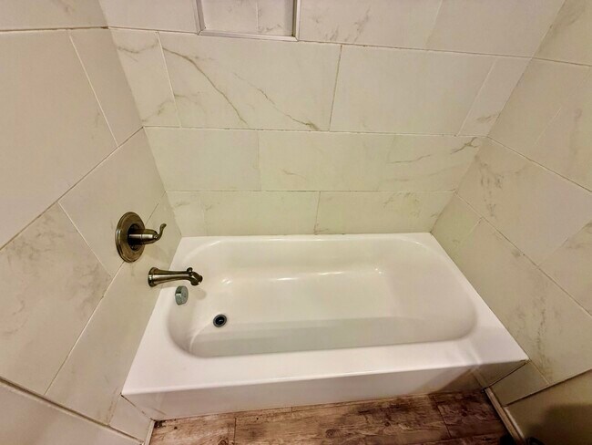 Building Photo - 909 Manchester Ct