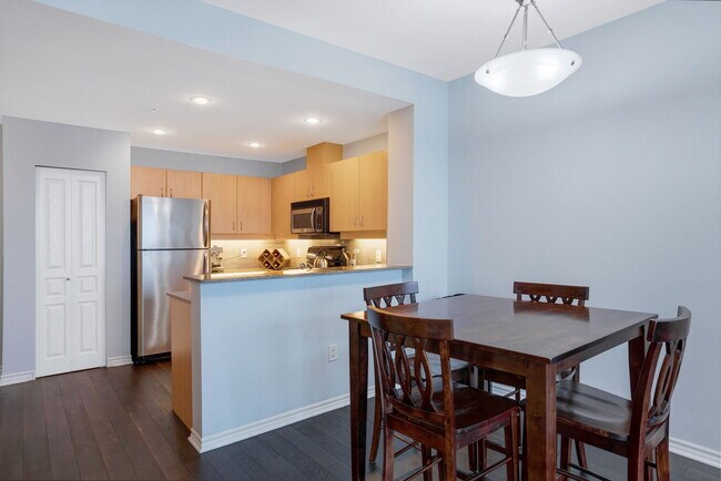 Building Photo - 300 W Beech St