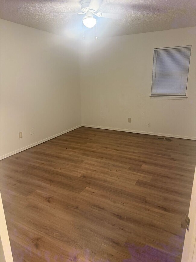 Building Photo - 735 Willow Run