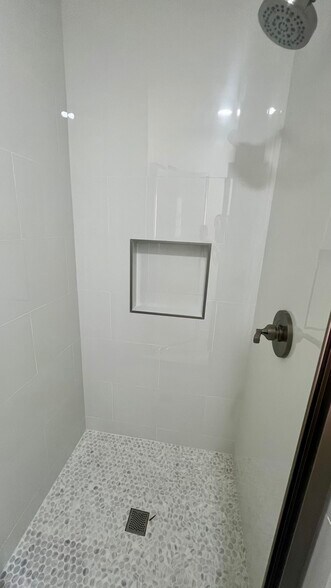 Building Photo - 808 Alandele Ave