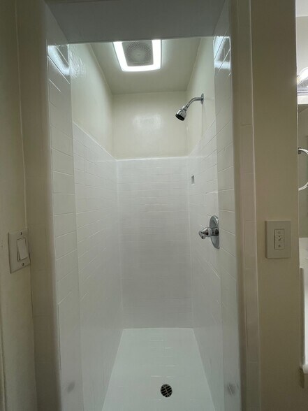 Building Photo - 5981 Guthrie Ave