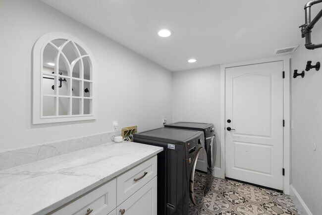 Building Photo - 7874 SW Bayberry Dr