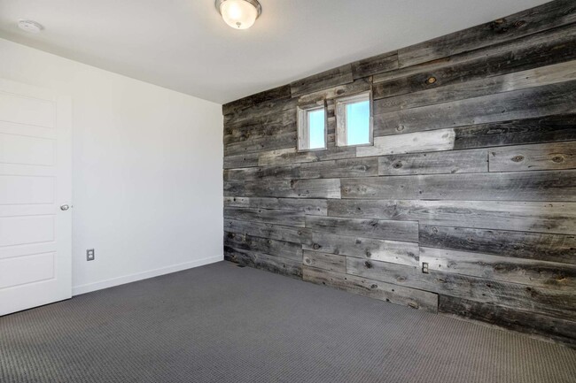 Building Photo - New Interior Paint! Shorter Lease Terms Av...