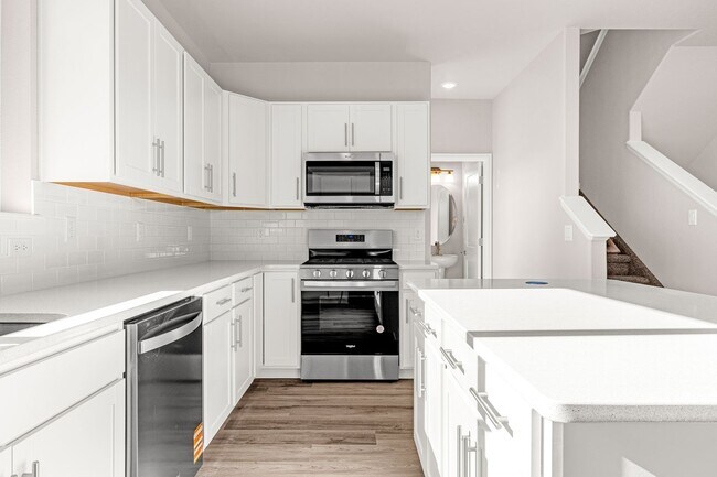 Building Photo - Luxury 4 Bed Townhome for Rent | Mountain Views, Central Location & Modern Design