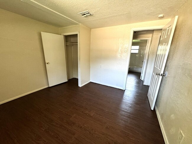 Building Photo - Lakeland 3 Bedroom 1 Bath Home! NO APPLICA...