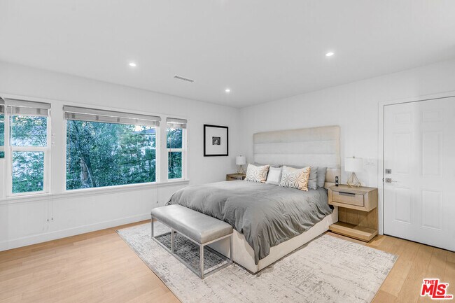 Building Photo - 3935 Kentucky Dr