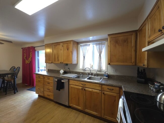 Building Photo - Fully Furnished Home