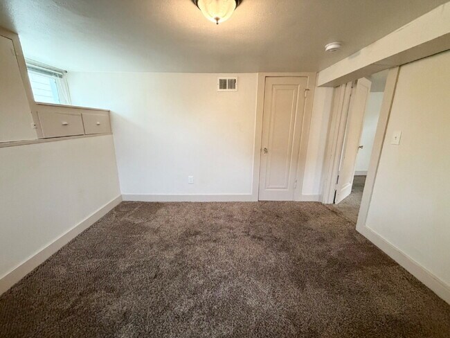 Building Photo - Charming 1-Bedroom Apartment Near Downtown | Utilities Included