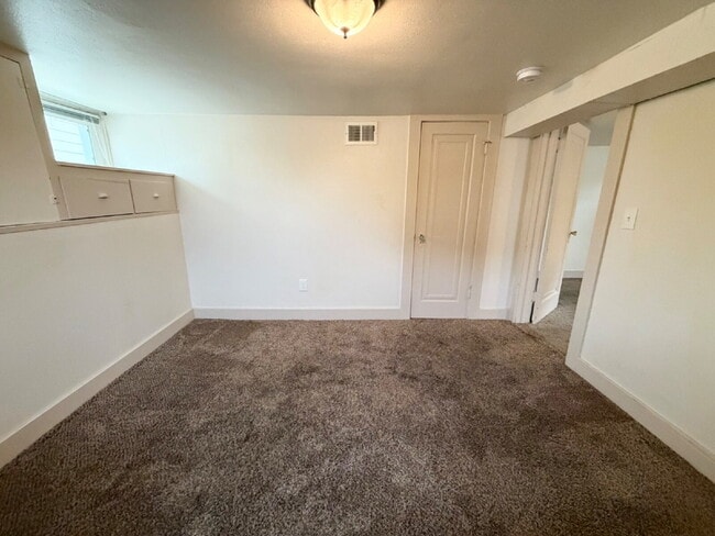 Building Photo - Charming 1-Bedroom | Utilities Included