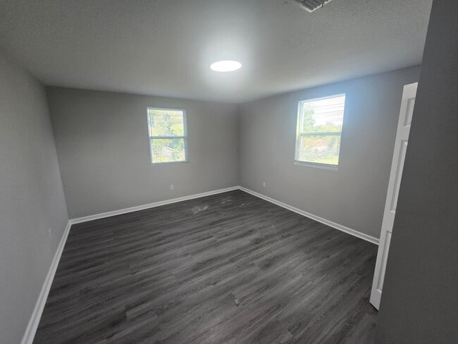 Building Photo - 9762 Bayview Ave