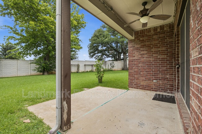 Building Photo - 2115 Lexington Dr