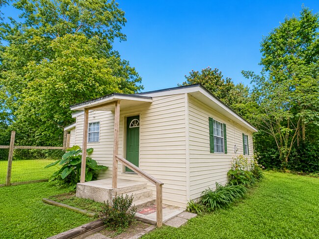 Building Photo - 2/1 Energy Efficient Cottage in Cantonment