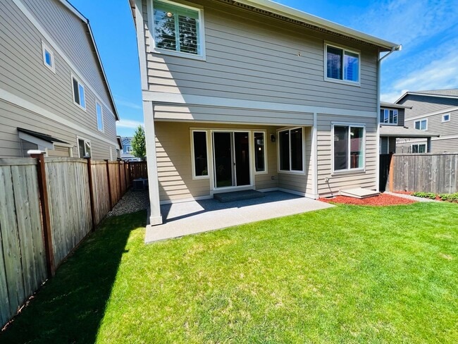 Building Photo - Stunning 5 bedroom W/Bed & Full Bath on Main Floor