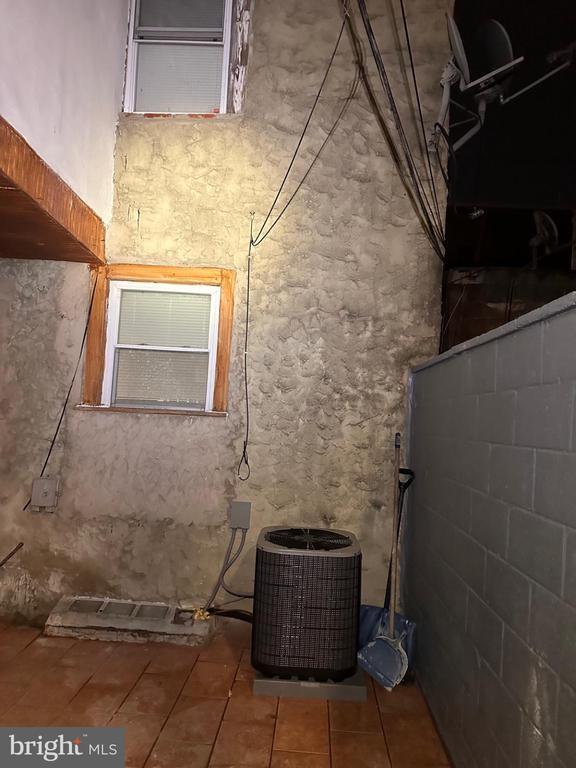 Building Photo - 1338 S Hicks St