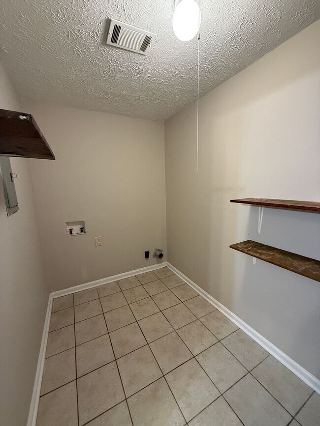 Building Photo - 110/112 Jockey Club Dr