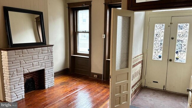 Building Photo - 2041 E Cambria St