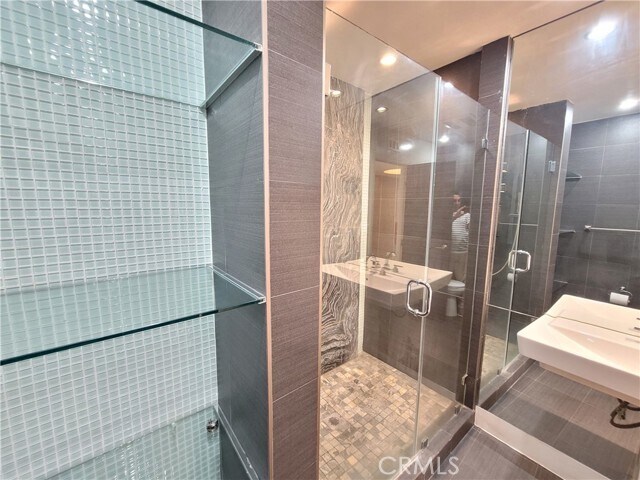 Building Photo - 450 N Oakhurst Dr