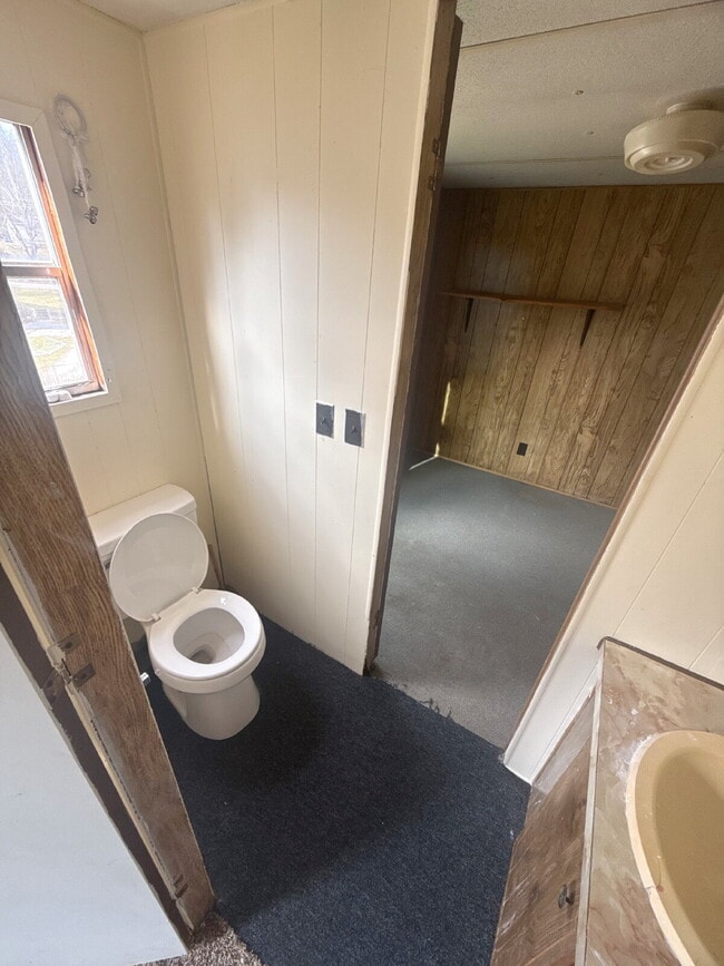 Building Photo - 3 bedroom, 1.5 bath