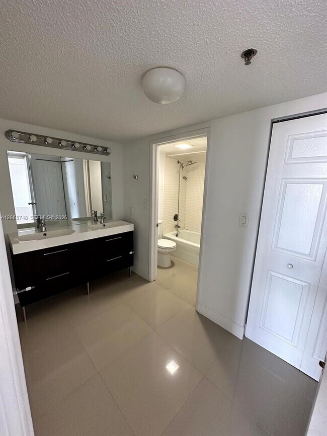 Building Photo - 20515 E Country Club Dr