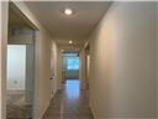 Building Photo - Tavares