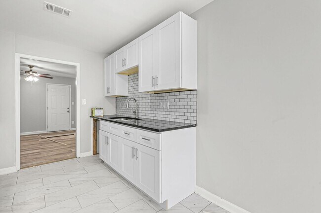 Building Photo - 8066 Woodlake Dr