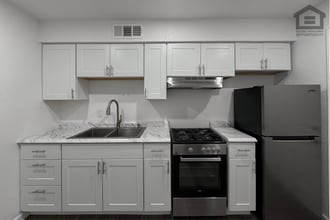 Building Photo - 1325 N 48th St