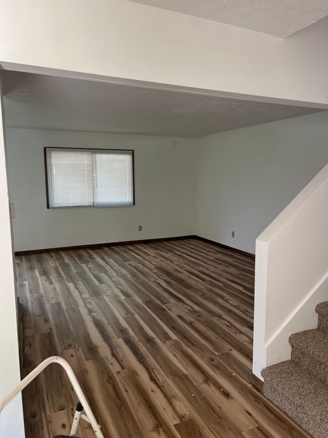 Building Photo - 4 Bedroom, 1.5 Bathroom Duplex on Blooming...