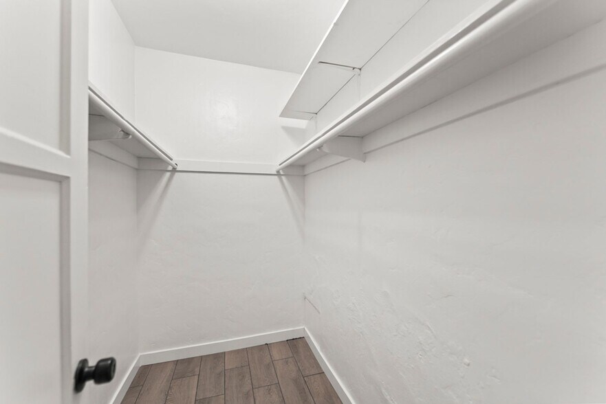 Building Photo - 10639 Fitzroy Ave